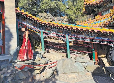 隔离线拉远游客与古建距离,如何兼顾保护与体验? 公园“隔离线”如何让美景“不掉线”?